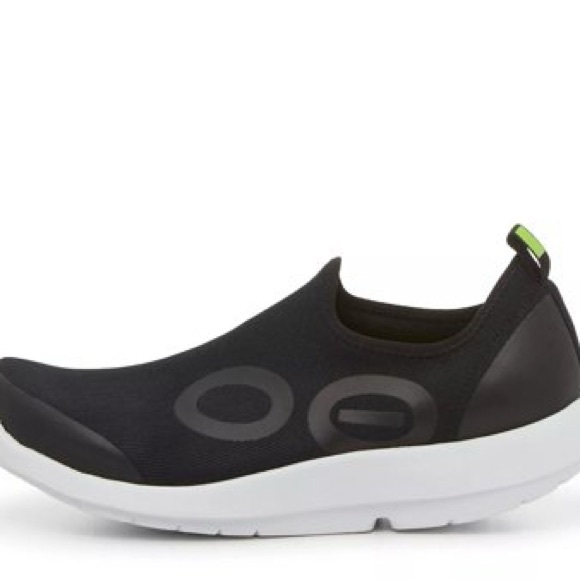 OOFOS OOmg Sport Slip-On Sneaker - Men\'s size 9
Black